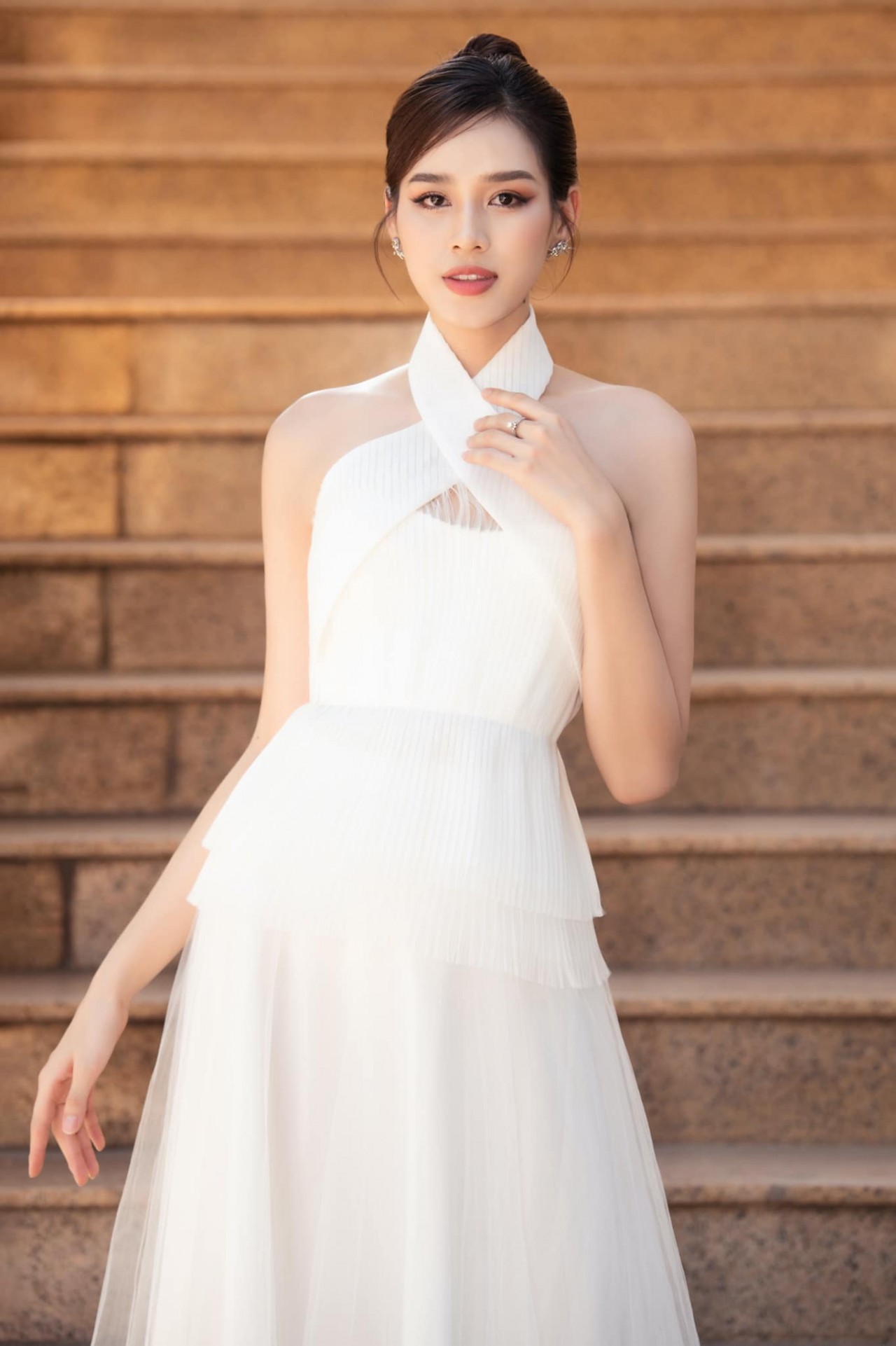 Hoa hậu Đỗ Thị Hà đẹp mong manh