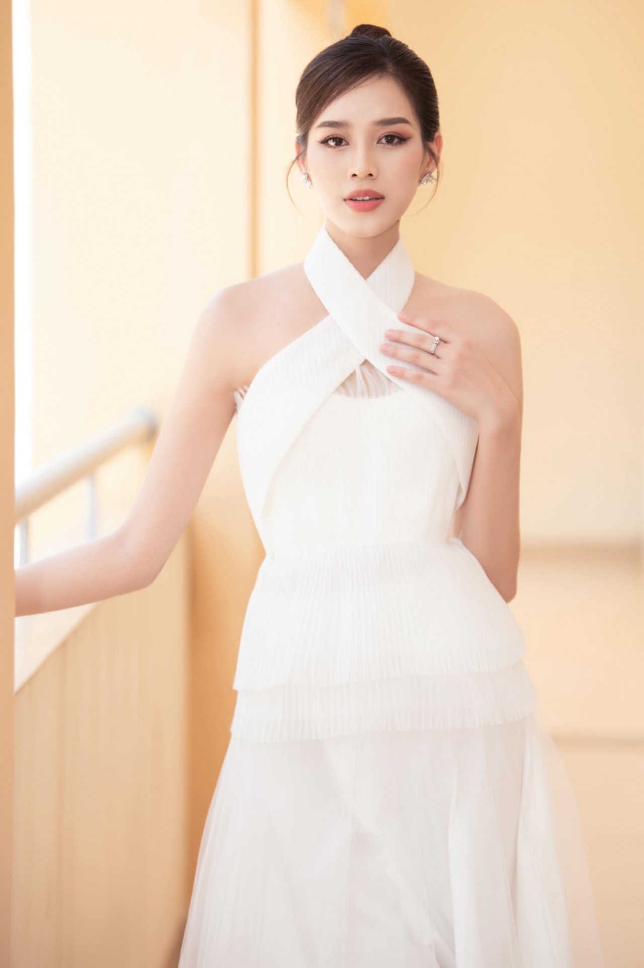 Hoa hậu Đỗ Thị Hà đẹp mong manh