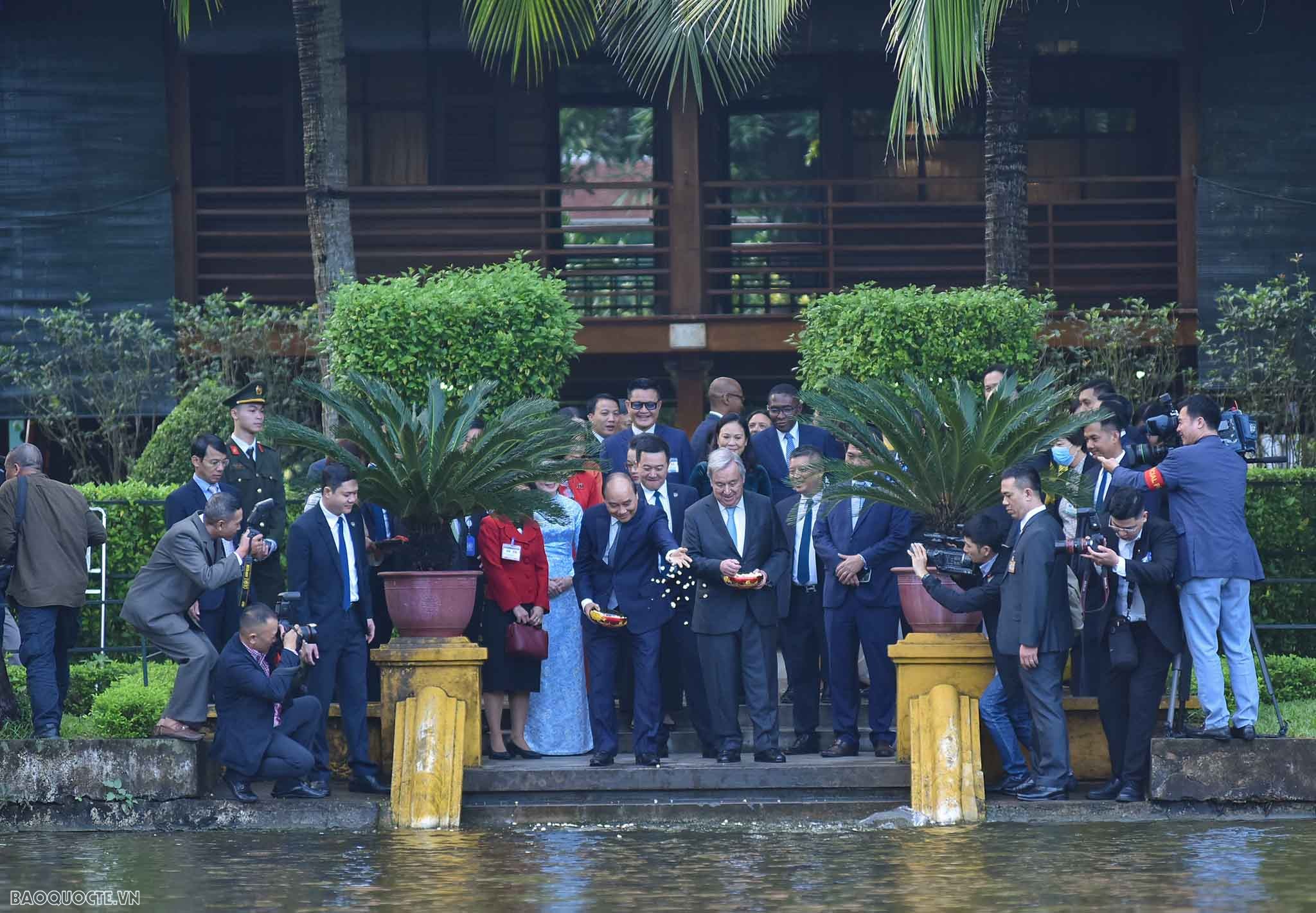 Tổng thư ký Liên hợp quốc thăm Nhà sàn Chủ tịch Hồ Chí Minh