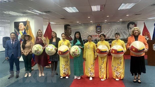 Giới thiệu áo dài truyền thống tại Venezuela nhân Ngày Phụ nữ Việt Nam