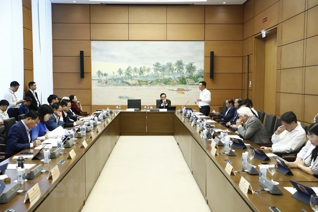 Phiên thảo luận tại tổ về kinh tế-xã hội sáng 22/10.