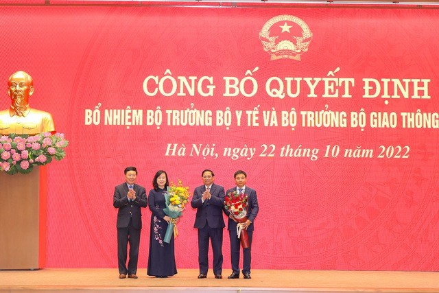 Thủ tướng Phạm Minh Chính và Phó Thủ tướng Thường trực Chính phủ Phạm Bình Minh tặng hoa hai tân Bộ trưởng Bộ Y tế và Bộ trưởng Bộ Giao thông vận tải Ảnh: VGP/Nhật Bắc