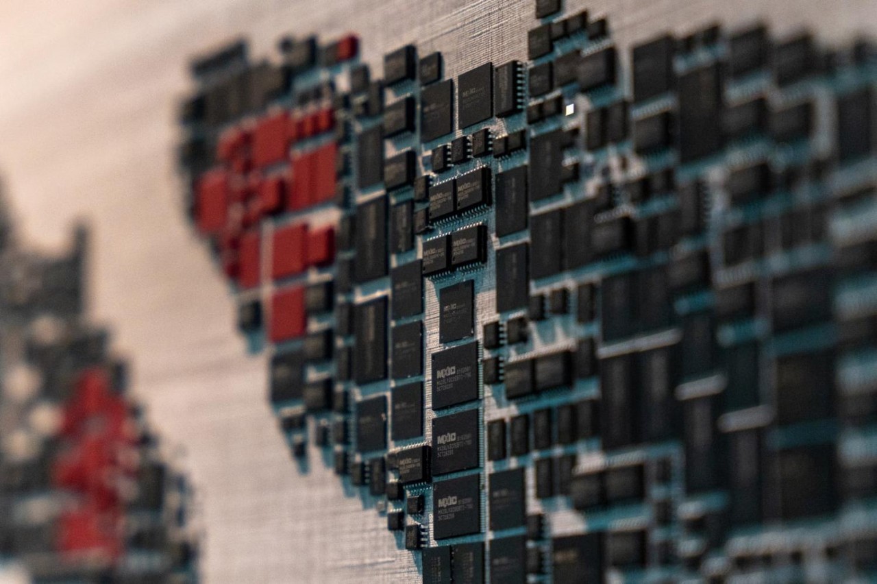 Một tác phẩm nghệ thuật làm từ chip nhớ tại Trung tâm Triển lãm Macronix, Tân Trúc, Đài Loan. (Nguồn: Anadolu)