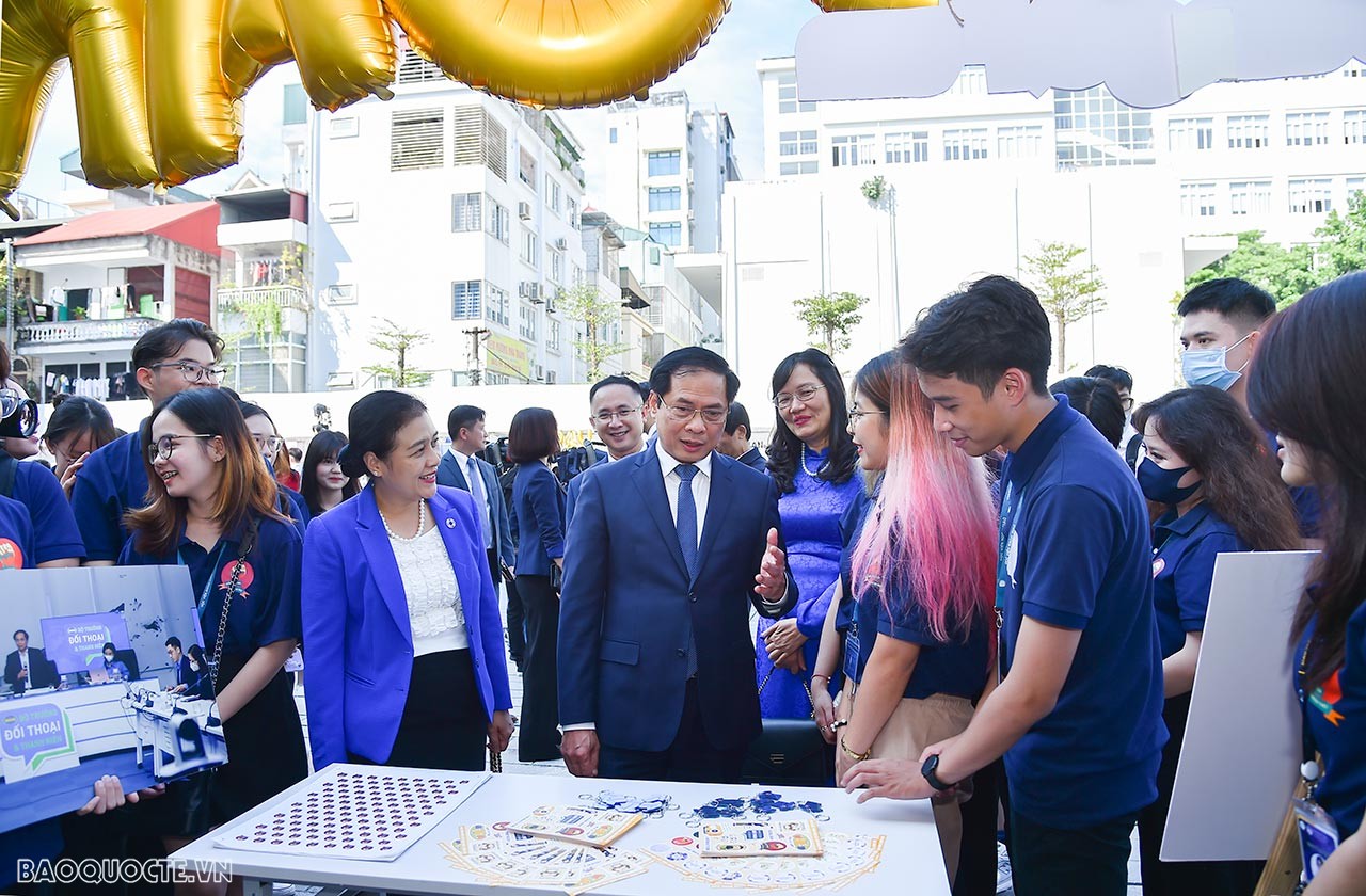 Toàn cảnh Tổng thư ký Liên hợp quốc trao đổi với thanh niên, sinh viên Việt Nam tại Học viện Ngoại giao qua ảnh