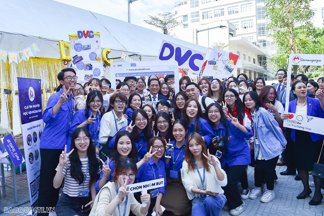 Toàn cảnh Tổng thư ký Liên hợp quốc trao đổi với thanh niên, sinh viên Việt Nam tại Học viện Ngoại giao qua ảnh