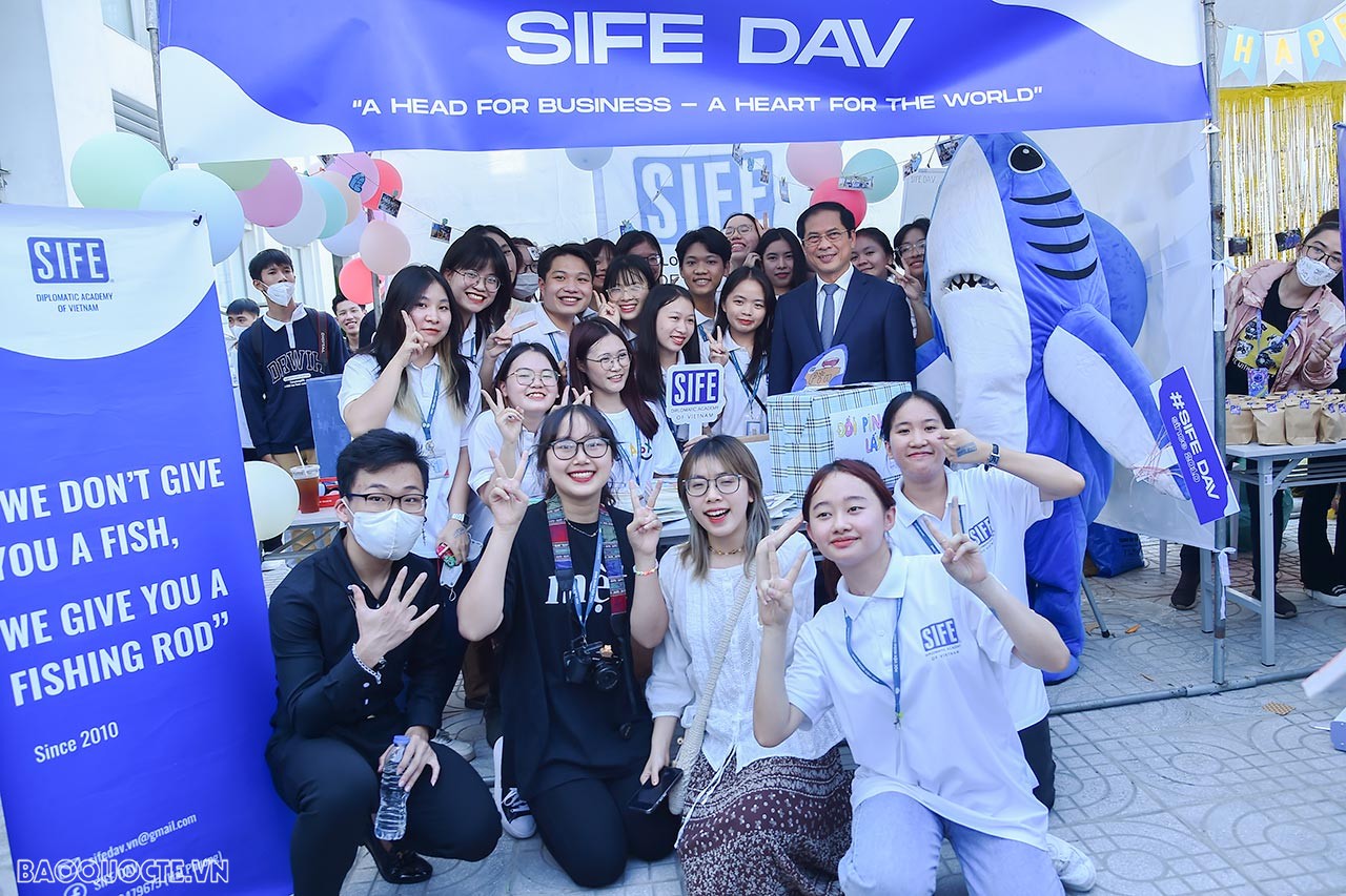 Toàn cảnh Tổng thư ký Liên hợp quốc trao đổi với thanh niên, sinh viên Việt Nam tại Học viện Ngoại giao qua ảnh