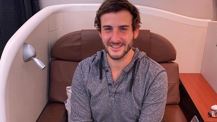 Nghiện đồ ăn máy bay, chàng trai bay hơn 2.000 chuyến, 15 năm sống trên không