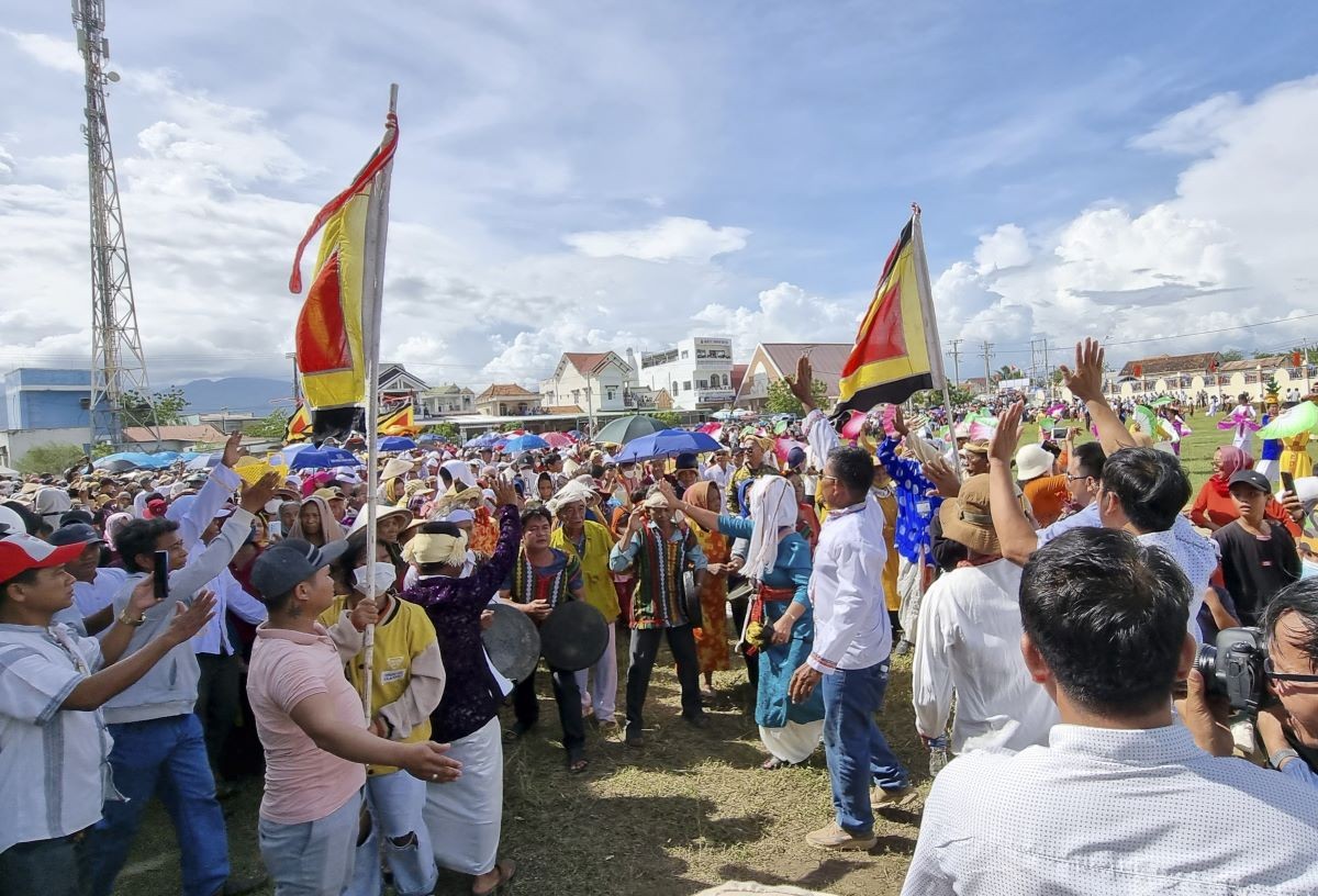 Đoàn rước y trang ngang qua lễ đài. (Nguồn: TTXVN)