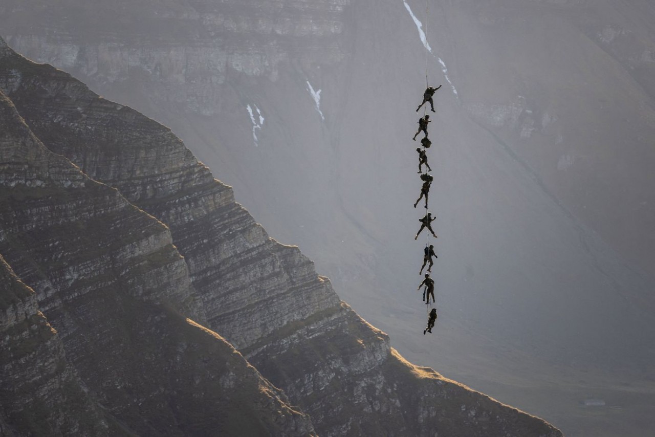 Ảnh ấn tượng tuần (17-23/10): Tổng thống Nga thúc đẩy chiến dịch ở Ukraine, UAV tấn công Kiev, binh sĩ ẩn nấp, Trung Quốc bế mạc Đại hội XX