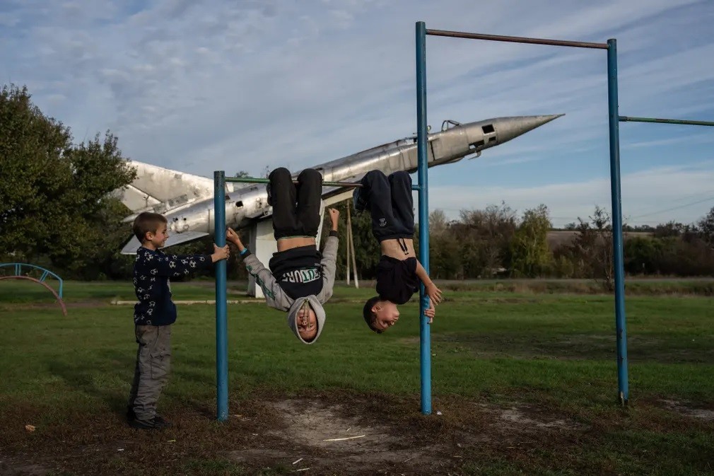 Ảnh ấn tượng tuần (17-23/10): Tổng thống Nga thúc đẩy chiến dịch ở Ukraine, UAV tấn công Kiev, binh sĩ ẩn nấp, Trung Quốc bế mạc Đại hội XX