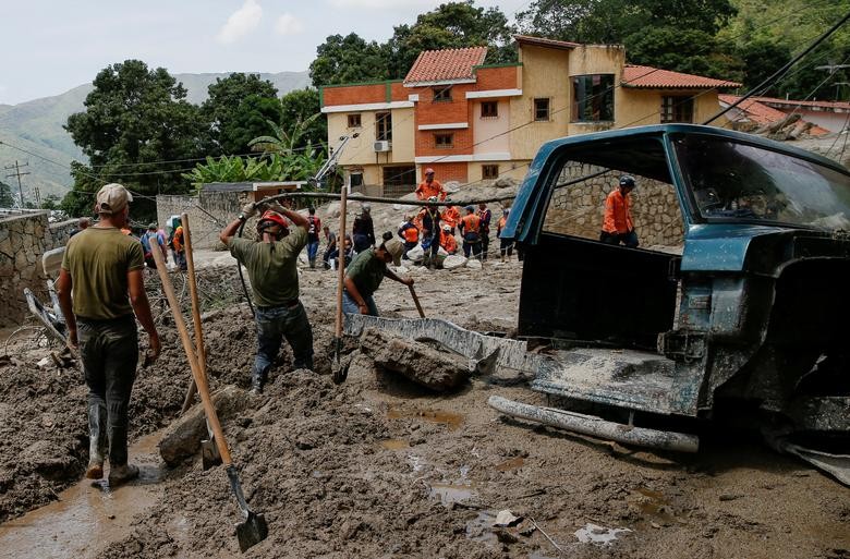 Ảnh ấn tượng tuần (17-23/10): Tổng thống Nga thúc đẩy chiến dịch ở Ukraine, UAV tấn công Kiev, binh sĩ ẩn nấp, Trung Quốc bế mạc Đại hội XX