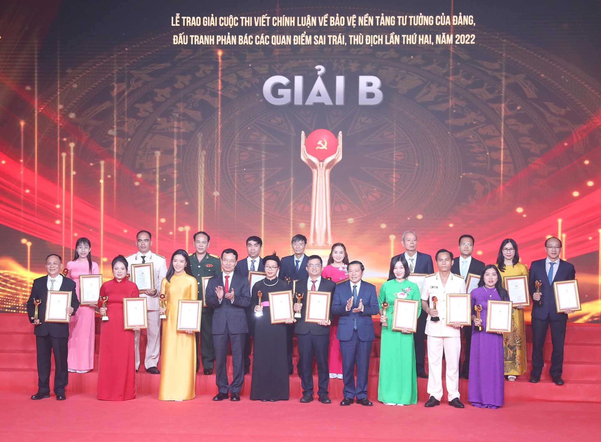 Ban Tổ chức trao giải B cho các tác giả, nhóm tác giả thể loại Báo và Tạp chí. (Nguồn: TTXVN) Ban Tổ chức trao giải B cho các tác giả, nhóm tác giả thể loại Báo và Tạp chí. (Nguồn: TTXVN)