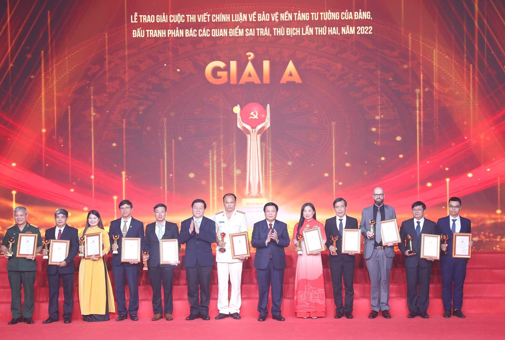 Đồng chí Nguyễn Xuân Thắng và đồng chí Nguyễn Trọng Nghĩa trao giải A cho các tác giả, nhóm tác giả. (Nguồn: TTXVN) Đồng chí Nguyễn Xuân Thắng và đồng chí Nguyễn Trọng Nghĩa trao giải A cho các tác giả, nhóm tác giả. (Nguồn: TTXVN)