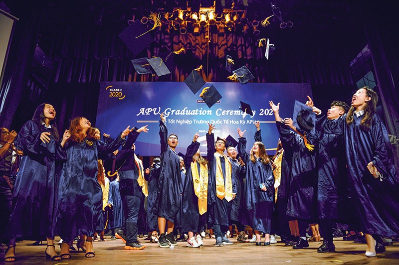 Nhiều thế hệ học sinh trưởng thành từ APU hàng năm ngày càng củng cố sự trí tín vào giáo dục Hoa Kỳ vượt bậc mà APU mang lại.