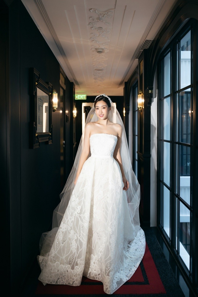 Hoa hậu Đỗ Mỹ Linh rạng ngời trong ngày trọng đại cùng 5 bộ váy cưới tinh tế