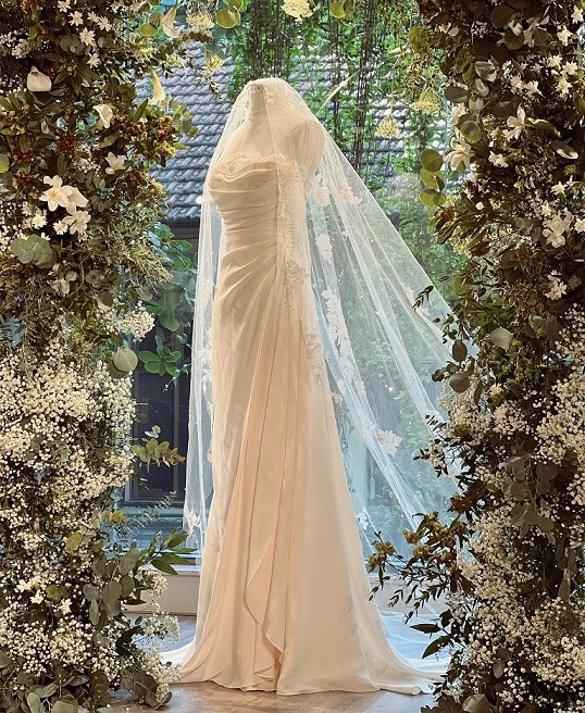 Hoa hậu Đỗ Mỹ Linh rạng ngời trong ngày trọng đại cùng 5 bộ váy cưới tinh tế