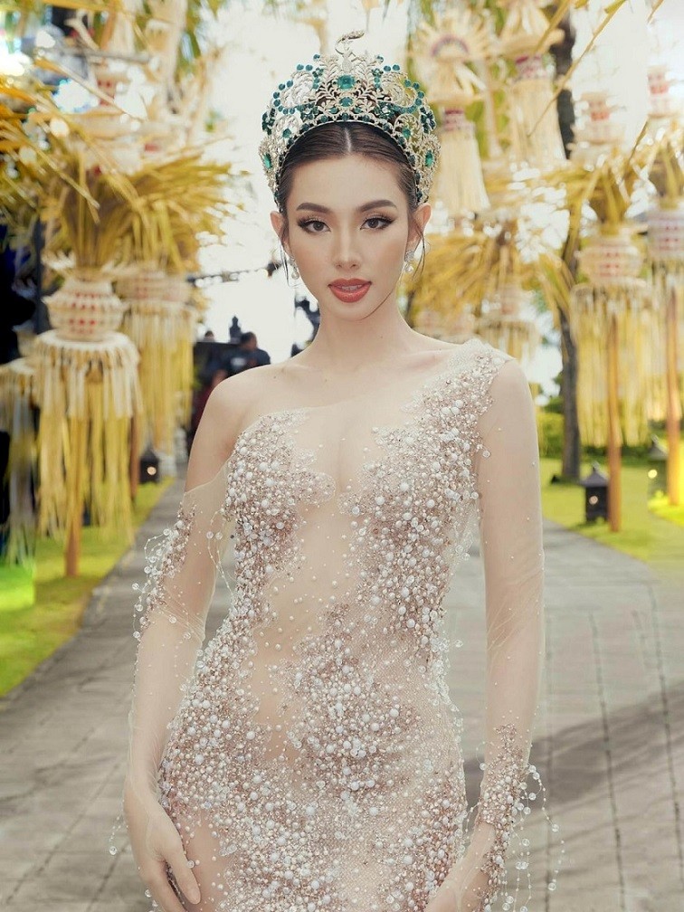 Những ngày cuối của nhiệm kỳ hoa hậu, Thùy Tiên liên tục chọn những bộ đầm đính kết tỉ mỉ trên nền chất liệu xuyên thấu, để lộ nhiều khoảng hở hút mắt. Những ngày cuối của nhiệm kỳ hoa hậu, Thùy Tiên liên tục chọn những bộ đầm đính kết tỉ mỉ trên nền chất liệu xuyên thấu, để lộ nhiều khoảng hở hút mắt.