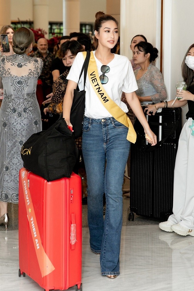 Sáng 25/10, trước giờ ra sân khấu tổng duyệt cho chung kết, Đoàn Thiên Ân xuất hiện tại khách sạn mà ban tổ chức, các thí sinh lưu trú. Cô cho biết hiện tình trạng bệnh của mình đã đỡ hơn nhiều, chỉ còn chút cảm cúm. 'Các thí sinh hầu như ai cũng bị bệnh cả. Đến hôm nay tôi cũng gần như tắt tiếng rồi. Nhưng các khán giả hãy yên tâm vì tôi vẫn sẽ hô vang hai tiếng 'Việt Nam' một cách đầy tự hào', cô nói.