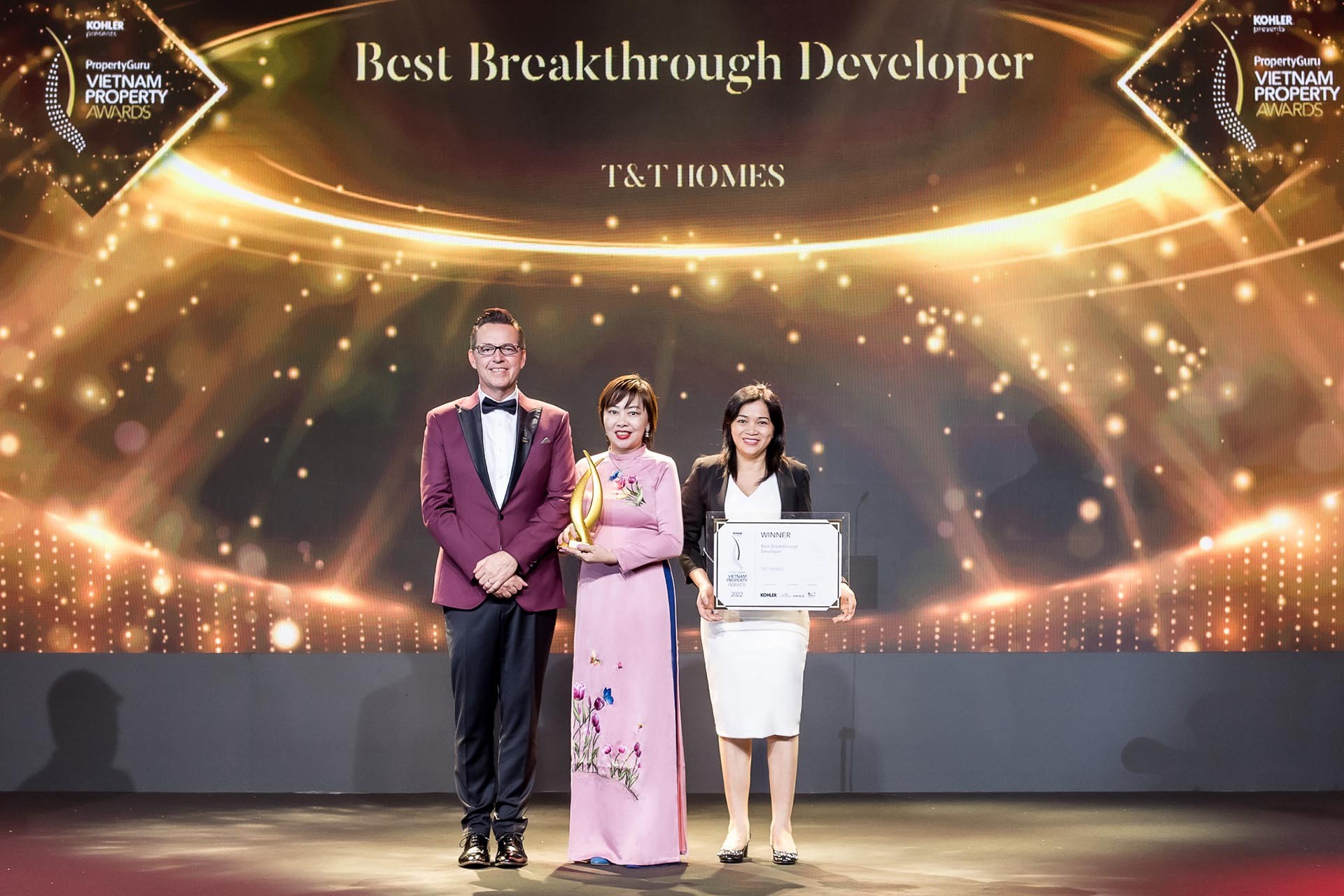 Bà Bùi Thị Minh Tâm - Tổng Giám đốc T&T Homes (giữa) nhận Giải thưởng “Nhà phát triển bất động sản đột phá nhất Việt Nam 2022”