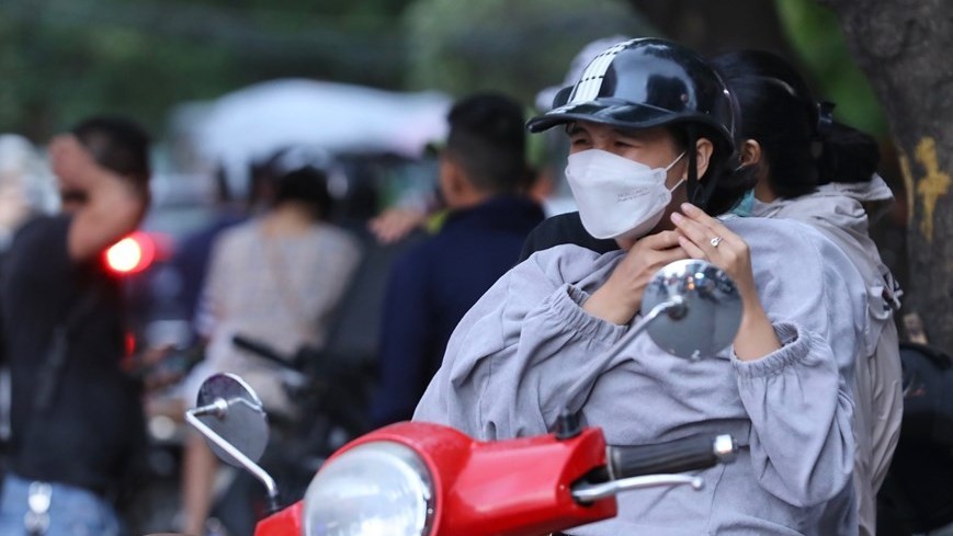 Dự báo thời tiết đêm nay và ngày mai (25-26/10): Hà Nội, Bắc Bộ có mưa, lạnh về đêm và sáng sớm; Trung Bộ có mưa lớn; Nam Bộ chiều mưa to cục bộ