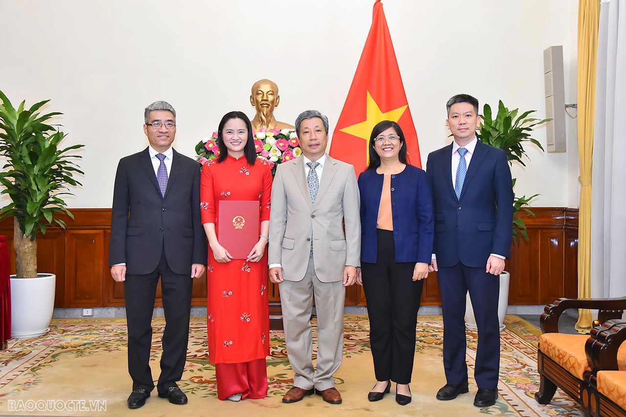 Bộ trưởng Ngoại giao Bùi Thanh Sơn trao quyết định bổ nhiệm lãnh đạo cấp Vụ