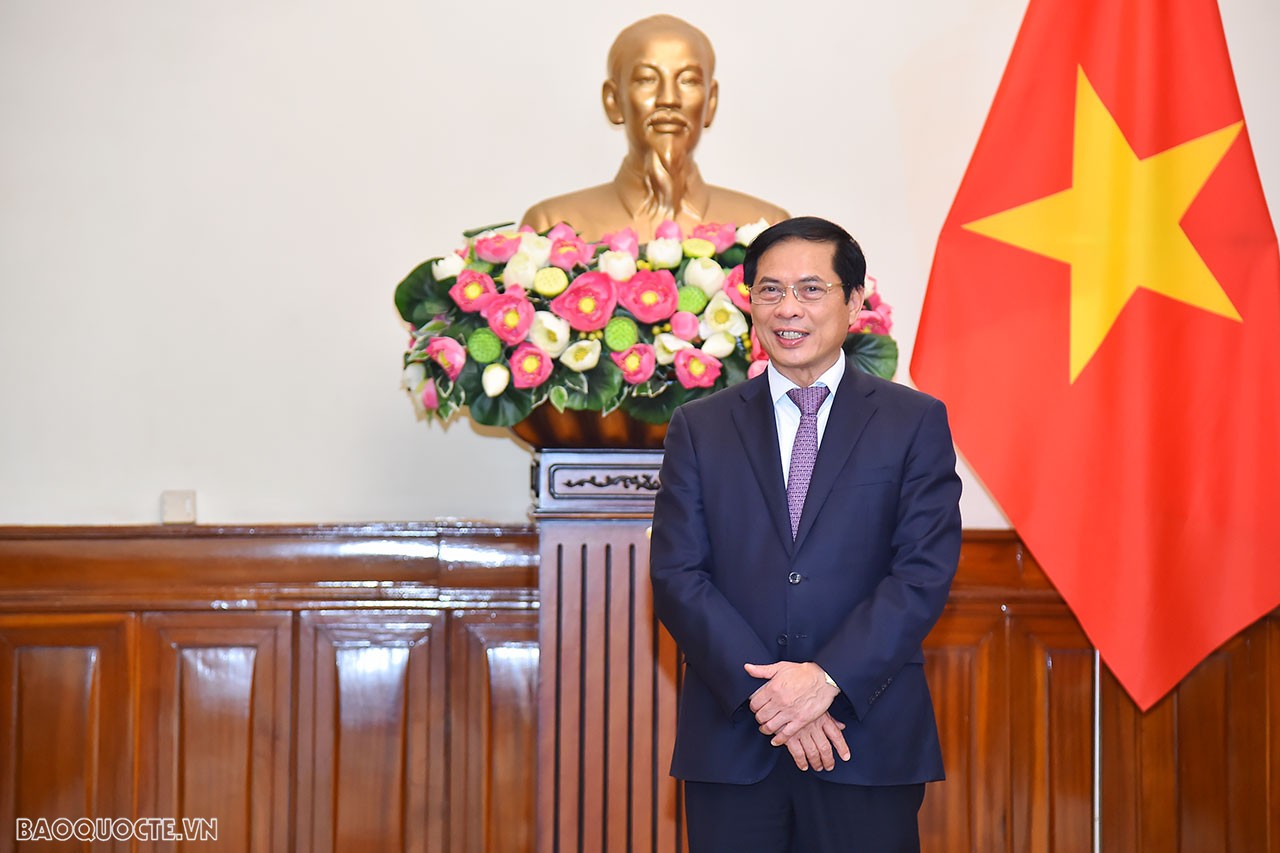 Phát biểu tại lễ trao quyết định bổ nhiệm, Bộ trưởng Ngoại giao Bùi Thanh Sơn chúc mừng các cán bộ được bổ nhiệm vào vị trí công tác mới; đồng thời khẳng định đây là sự tin tưởng của Ban cán sự Đảng Bộ đối với năng lực, kinh nghiệm của các cán bộ được trao quyết định lần này. Bộ trưởng nhấn mạnh, hiện nay ngành đối ngoại đang quyết liệt triển khai đường lối đối ngoại theo tinh thần Đại hội XIII của Đảng và Chiến lược đối ngoại Việt Nam đến năm 2030, Chiến lược xây dựng và phát triển ngành Ngoại giao đến năm 2030. Bộ trưởng mong muốn, các cán bộ mới được bổ nhiệm sẽ nỗ lực hết sức mình, phát huy năng lực, tinh thần chủ động, lãnh đạo đơn vị đoàn kết, phối hợp tốt với các đơn vị liên quan để hoàn thành xuất sắc nhiệm vụ được giao, từng bước hướng tới “xây dựng nền ngoại giao toàn diện, hiện đại”.