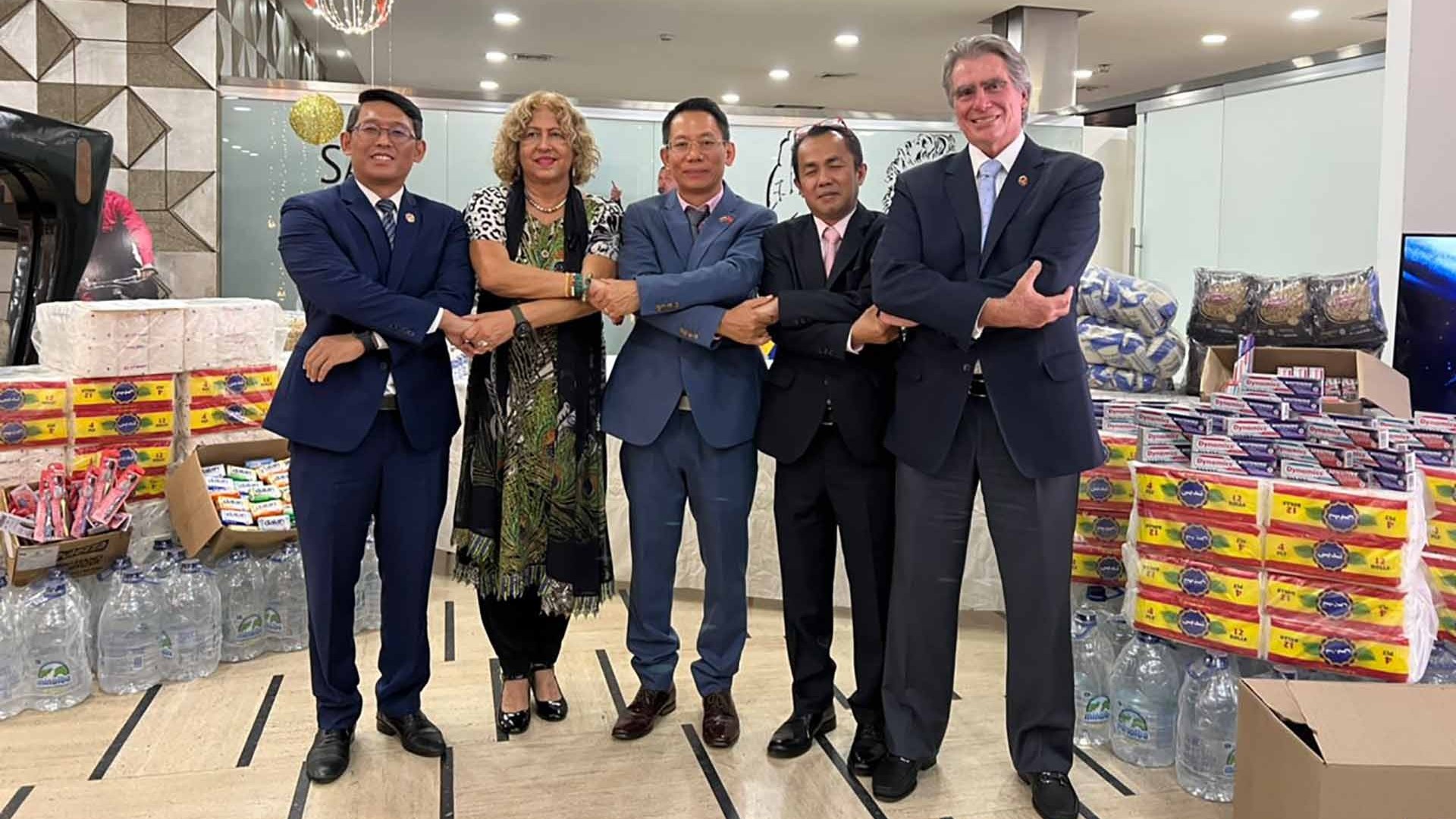 Ủy ban ASEAN tại Caracas trao tặng hàng hóa ủng hộ nạn nhân bị ảnh hưởng bởi lũ lụt ở Venezuela