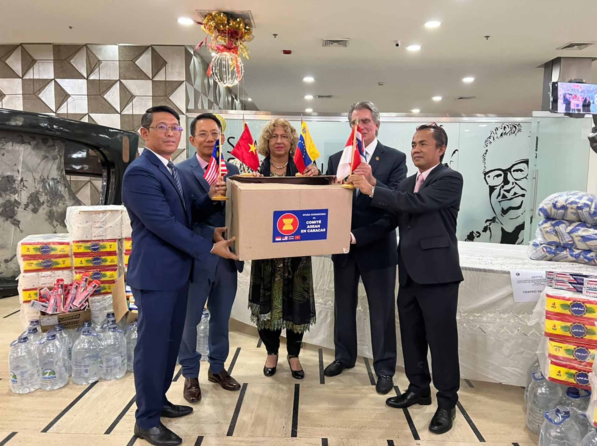 Lễ trao tặng hàng hóa ủng hộ. 