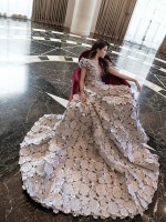 Được khen 'đẹp lấn át', Lưu Diệc Phi khiến fan 'phát sốt' với váy đính kết hàng nghìn cánh hoa lụa