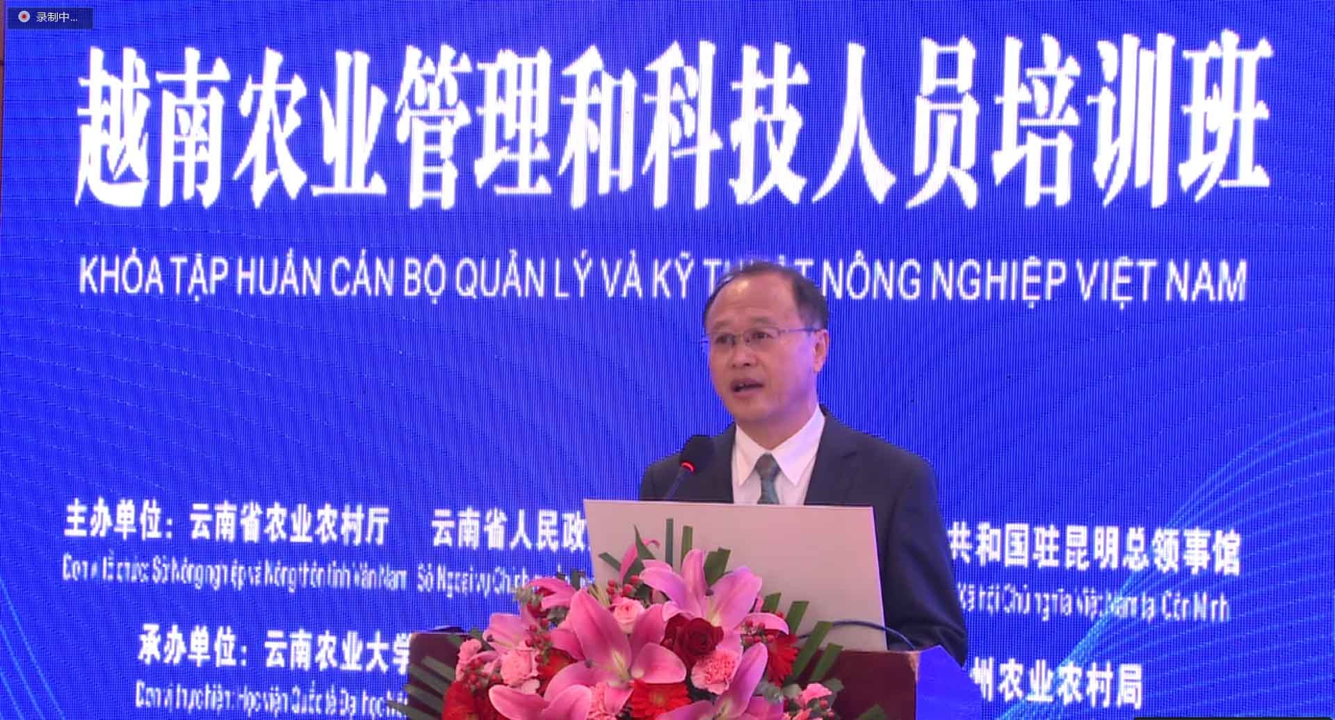 Đồng chí Trương Mục, Tuần thị viên cấp 1, Sở Nông nghiệp-Nông thôn tỉnh Vân Nam. Đồng chí Trương Mục, Tuần thị viên cấp 1, Sở Nông nghiệp-Nông thôn tỉnh Vân Nam.