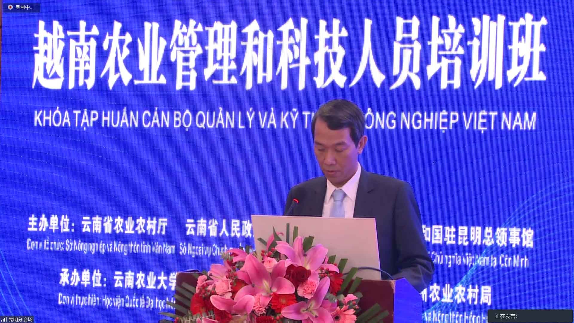 Tổng Lãnh sự Nguyễn Trung Hiếu phát biểu tại buổi lễ khai mạc khóa tập huấn. Tổng Lãnh sự Nguyễn Trung Hiếu phát biểu tại buổi lễ khai mạc khóa tập huấn.