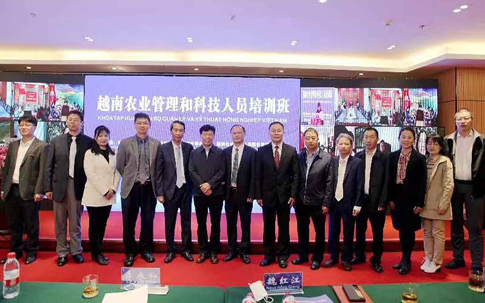 Các đại biểu dự lễ khai mạc tại điểm cầu tỉnh Vân Nam, Trung Quốc chụp ảnh lưu niệm. Các đại biểu dự lễ khai mạc tại điểm cầu tỉnh Vân Nam, Trung Quốc chụp ảnh lưu niệm.