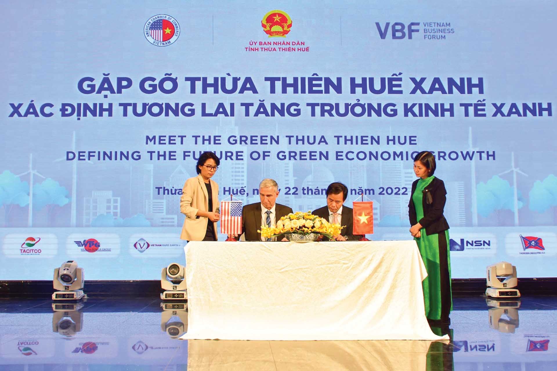 Ký kết hợp tác giữa UBND tỉnh Thừa Thiên Huế với Hiệp hội Thương mại Mỹ tại Việt Nam (AmCham) tại hội nghị “Gặp gỡ Thừa Thiên Huế xanh: xác định tương lai tăng trưởng kinh tế xanh”. (Ảnh: thuathienhue.gov) Ký kết hợp tác giữa UBND tỉnh Thừa Thiên Huế với Hiệp hội Thương mại Mỹ tại Việt Nam (AmCham) tại hội nghị “Gặp gỡ Thừa Thiên Huế xanh: xác định tương lai tăng trưởng kinh tế xanh”. (Ảnh: thuathienhue.gov)