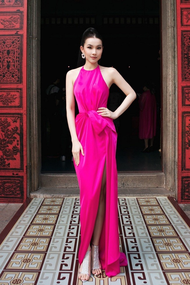 Nhã Phương và dàn mỹ nhân Việt rực rỡ đầm sắc hồng dự show thời trang Lê Thanh Hòa