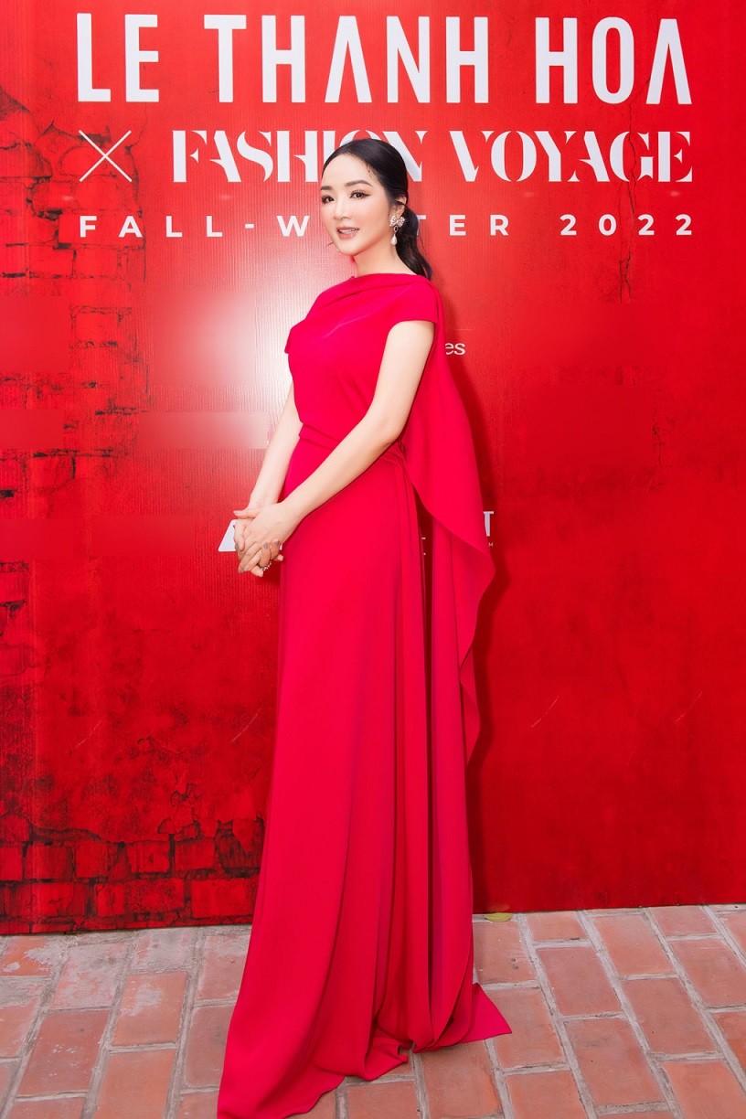 Nhã Phương và dàn mỹ nhân Việt rực rỡ đầm sắc hồng dự show thời trang Lê Thanh Hòa