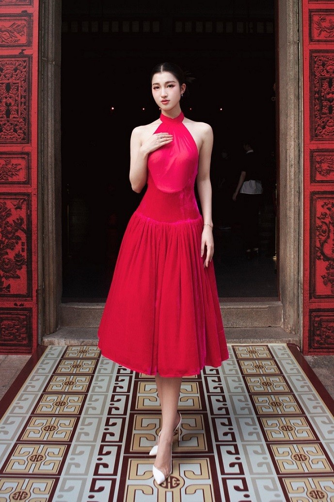 Nhã Phương và dàn mỹ nhân Việt rực rỡ đầm sắc hồng dự show thời trang Lê Thanh Hòa