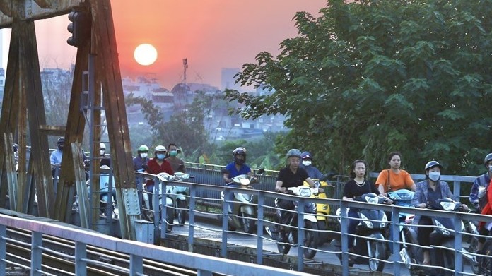 Dự báo thời tiết đêm nay và ngày mai (28-29/10): Hà Nội và Bắc Trung Bộ ngày nắng; Bắc Bộ đêm trời lạnh; Nam Trung Bộ, Nam Bộ mưa rào rải rác