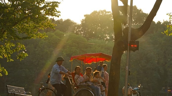 Dự báo thời tiết đêm nay và ngày mai (29-30/10): Hà Nội, Nam Bộ trời nắng; Bắc Bộ, Bắc Trung Bộ sáng sớm sương mù nhẹ, trưa chiều trời nắng