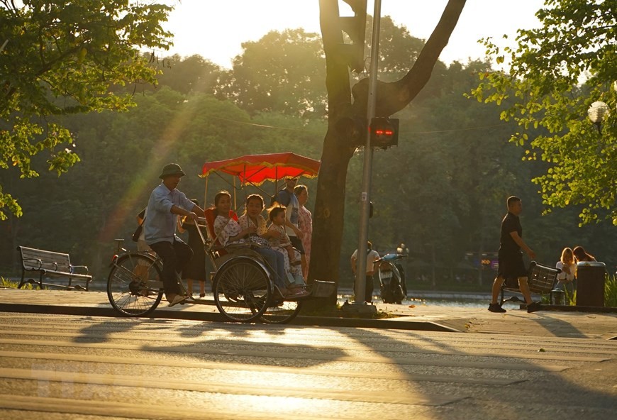 Dự báo thời tiết đêm nay và ngày mai (29-30/10): Hà Nội, Tây Nguyên, Nam Bộ trời nắng; Bắc Bộ, Bắc Trung Bộ đêm và sáng sớm sương mù nhẹ, trưa chiều n