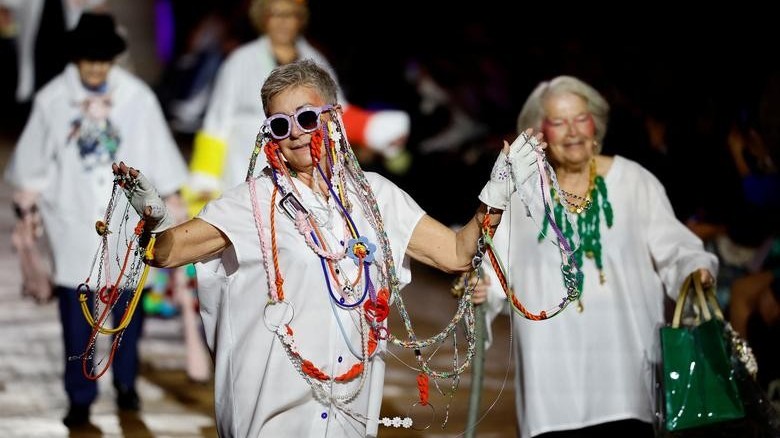 Khi các cụ già tự tin sải bước trên sàn catwalk ở Paris