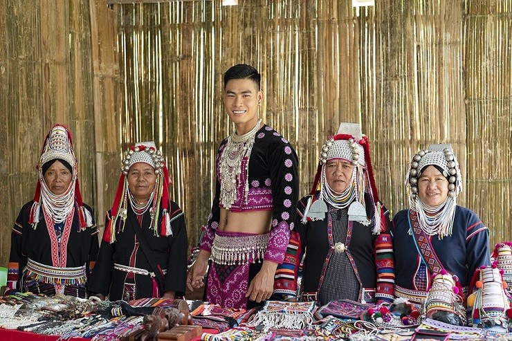 Thái Lan: Danh Chiếu Linh thăm và khám phá văn hóa làng cổ dài