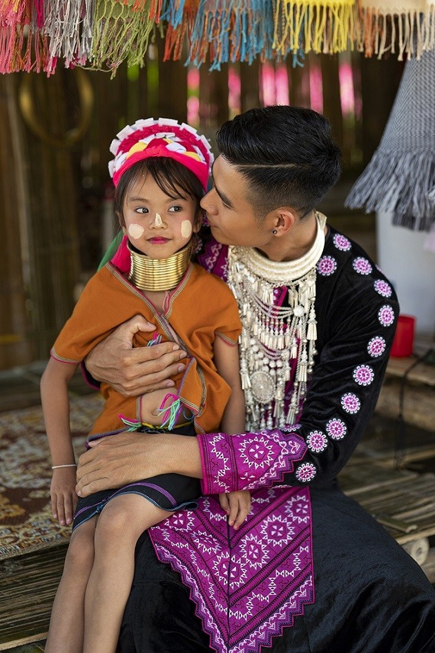 Thái Lan: Danh Chiếu Linh thăm và khám phá văn hóa làng cổ dài