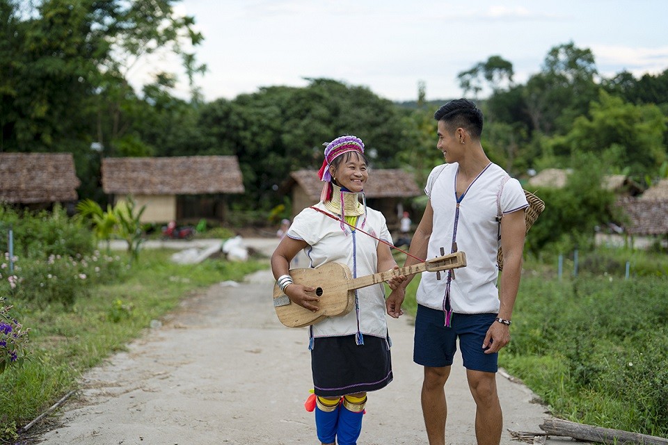 Thái Lan: Danh Chiếu Linh thăm và khám phá văn hóa làng cổ dài