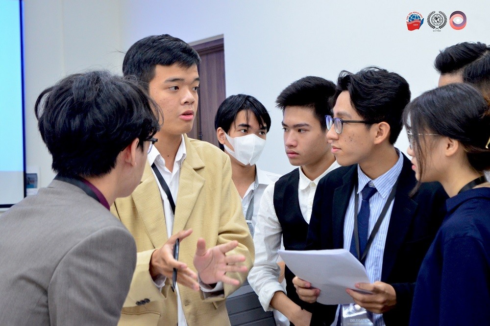 Các đại biểu đã có dịp rèn luyện, trau dồi kỹ năng trao đổi, thuyết trình, làm việc theo nhóm một cách hiệu quả tại DAV Open Simulation 2022. (Ảnh: DAVMUN)