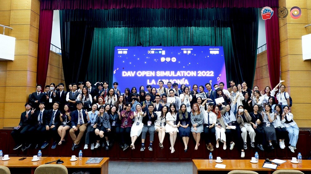 Các đại biểu và khách mời chụp ảnh kỷ niệm. (Nguồn: DAVMUN)