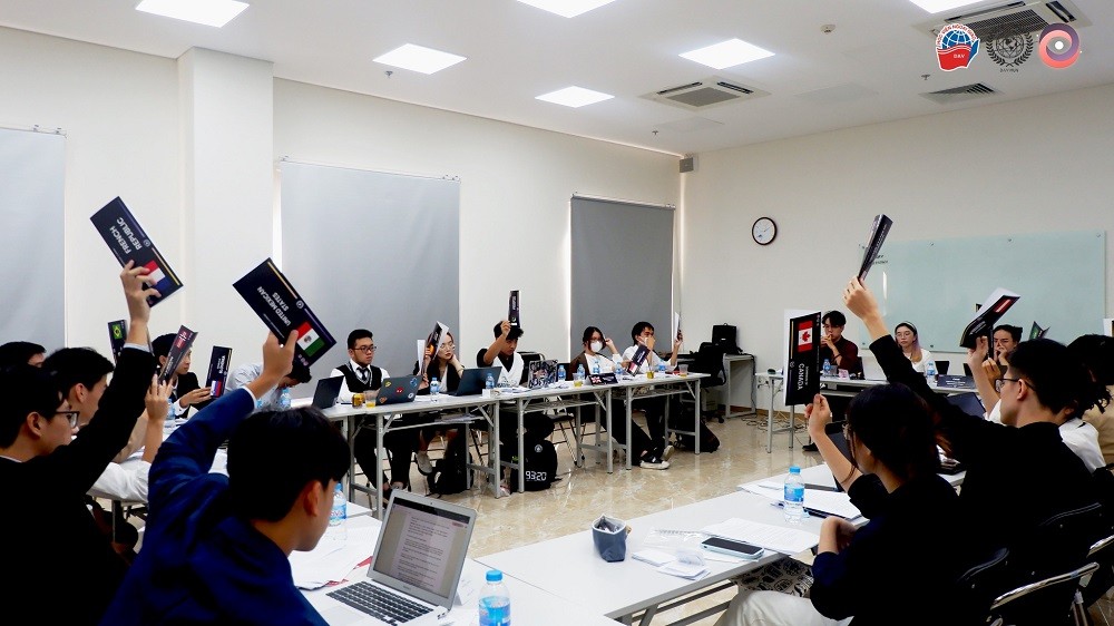 và bỏ phiếu, bày tỏ quan điểm, lập trường của mình về các vấn đề trên tư cách đại diện cho một quốc gia. (Ảnh: DAVMUN)