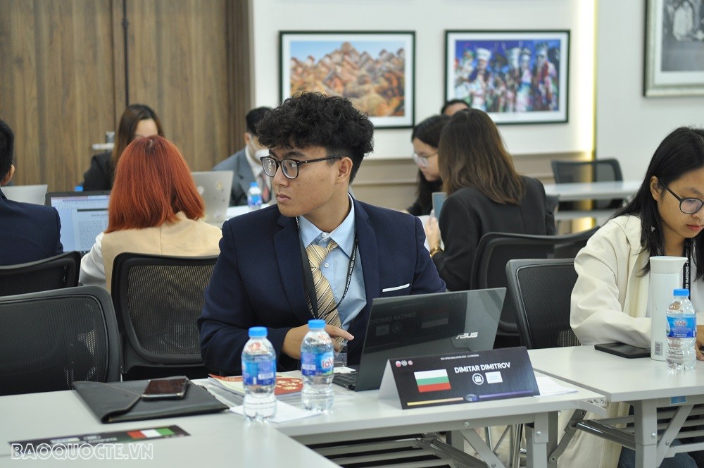 Các đại biểu lắng nghe các thông tin cần thiết trước phiên thảo luận đầu tiên. (Ảnh: Minh Quân)