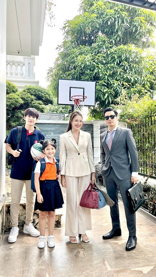 Những hình ảnh hài hước không lên sóng truyền hình của Hồng Diễm và bạn diễn 'Hành trình công lý'