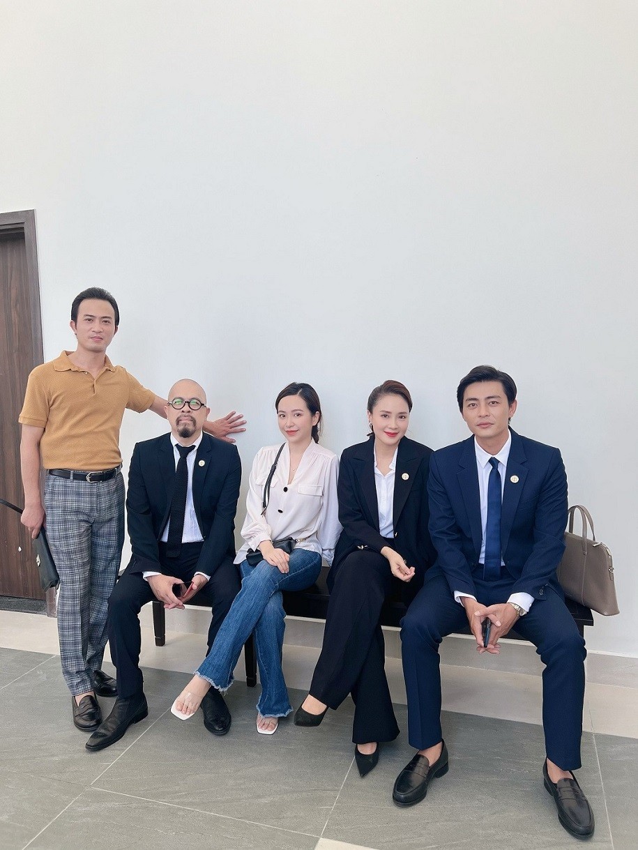 Những hình ảnh hài hước không lên sóng truyền hình của Hồng Diễm và bạn diễn 'Hành trình công lý'