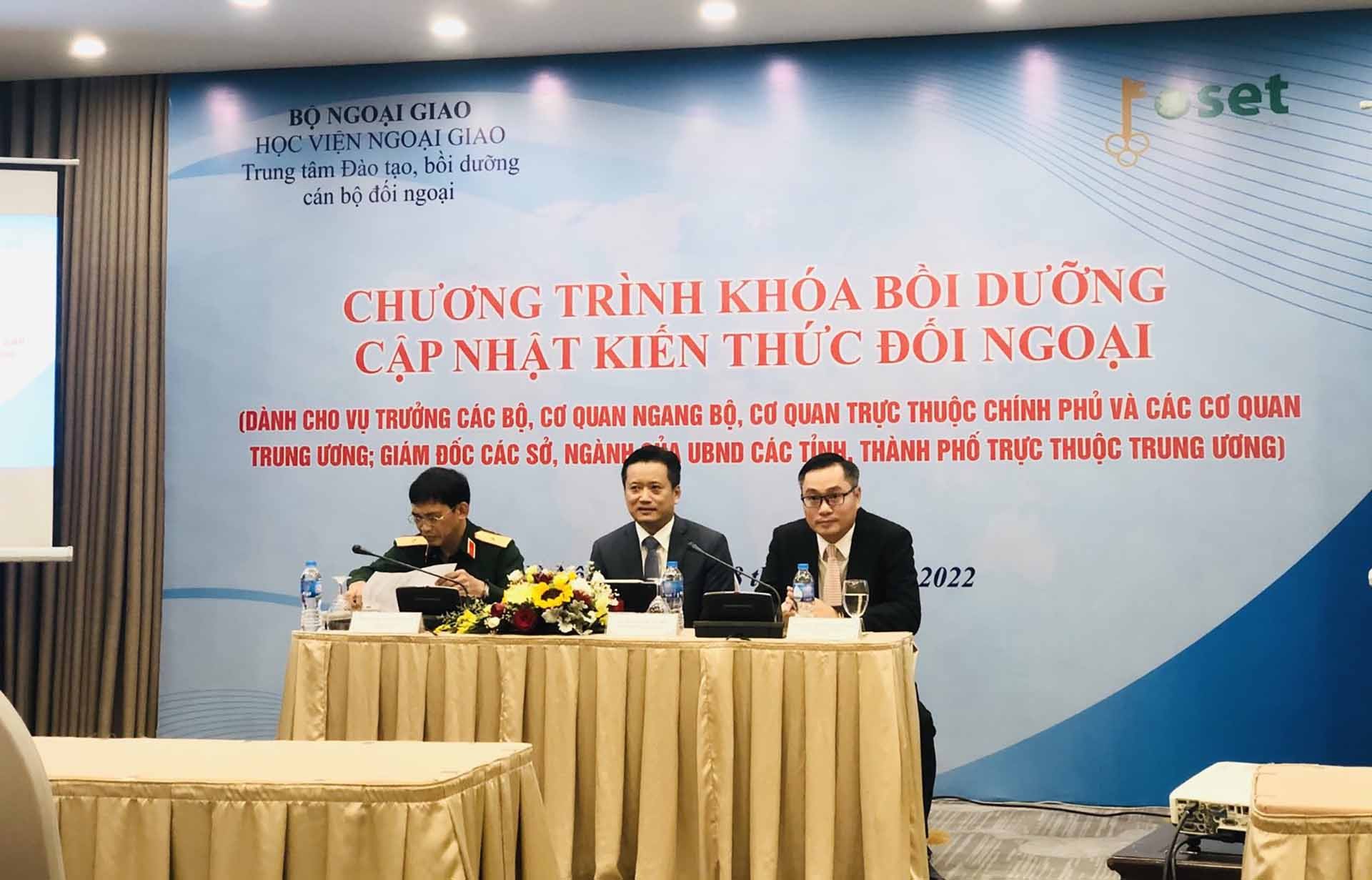 Khóa bồi dưỡng đã được đầu tư xây dựng chương trình công phu, với các giảng viên là chuyên gia hàng đầu về đối ngoại hiện nay. Khóa bồi dưỡng đã được đầu tư xây dựng chương trình công phu, với các giảng viên là chuyên gia hàng đầu về đối ngoại hiện nay.